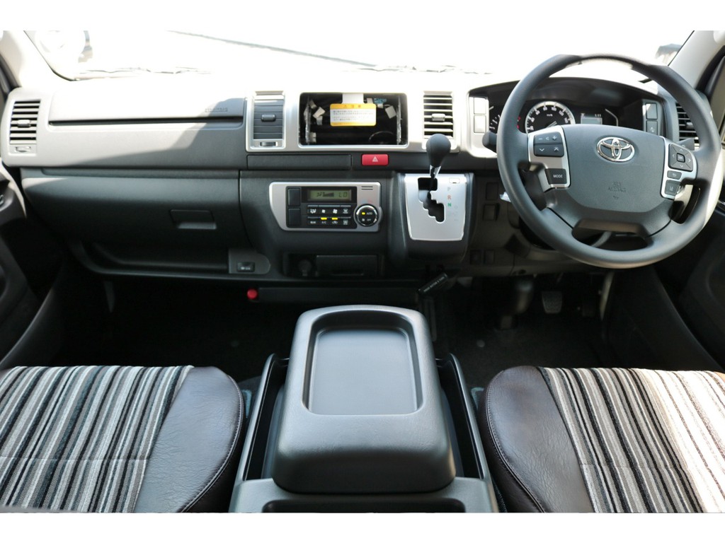 未登録新車　ハイエースＶ　スーパーＧＬ　特設ライトエイエロー　２０００ｃｃ　ガソリン　２ＷＤ