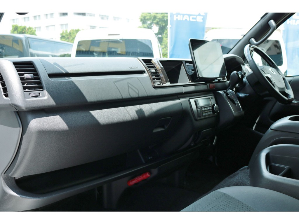 フルセグＳＤナビ・パノラミックビューモニターナビ連動加工・ＥＴＣも完備！助手席エアバッグや１００Ｖ電源コンセントも完備しております！