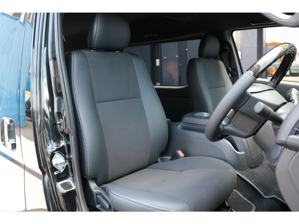 特別装備シート表皮：トリコット＋合成皮革＆ダブルステッチ！シートにも高級感が漂いますね♪