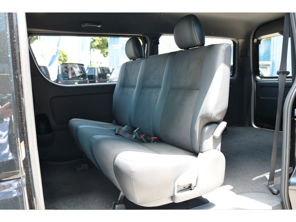 セカンドシート２段階調整式スライド・リクライニング可能です！