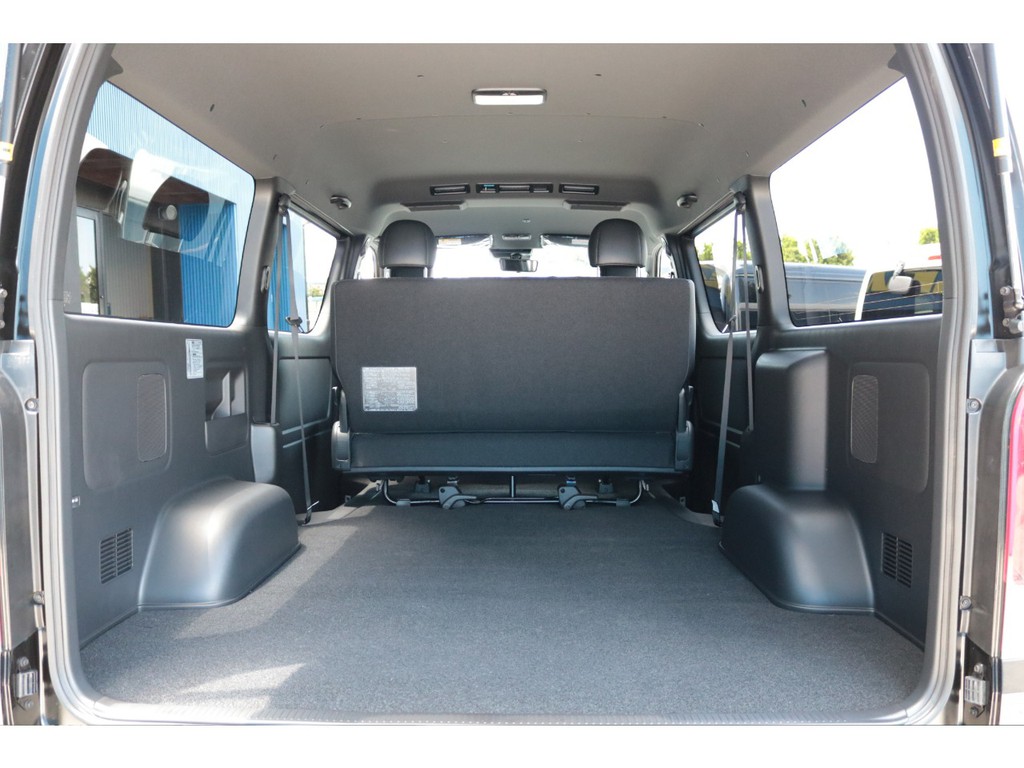 ハイエースならではの広大なラゲッジスペース！ご要望に応じて各種追加カスタムも承ります！