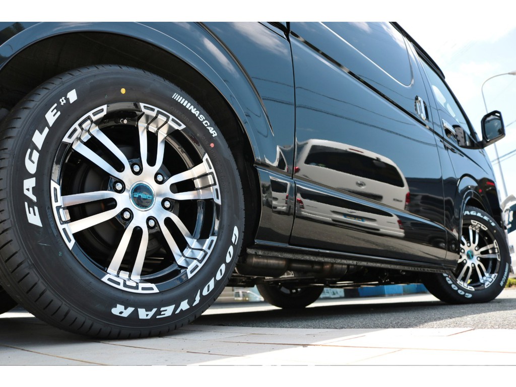 足元には新品のＦＬＥＸオリジナルデルフ０２(ゼロスリー)１７インチアルミホイールとナスカータイヤのセットを装着しました！