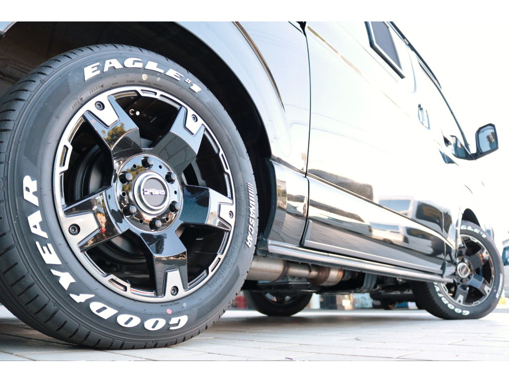足元には力強さを感じさせるＦＬＥＸデルフ０３１７インチアルミホイールとナスカータイヤを装着しました！ＦＬＥＸオーバーフェンダー付き！