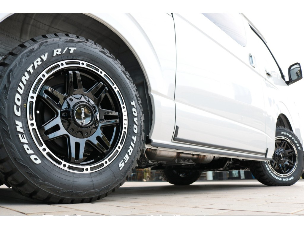 足元にはワイルド感を引き立てるＦＬＥＸデルフ０４　１６インチアルミホイール＆ＴＯＹＯオープンカントリーＲＴタイヤをセット！