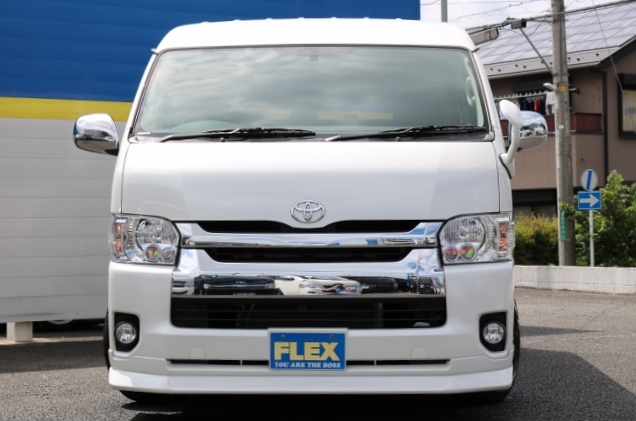 外装は新車をベースに人気のポイントをしっかり押さえたカスタム♪