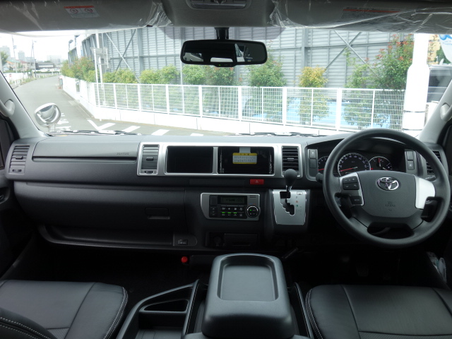 広々とした運転席＆助手席！見切りが良く、運転しやすいですよ♪