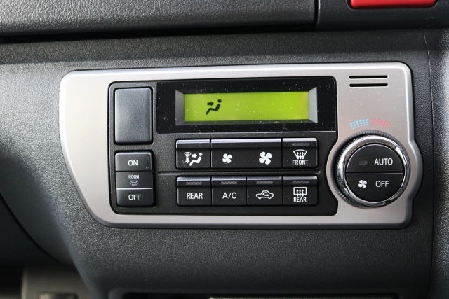 シンプルで使いやすいプッシュ式コントロールパネルには室内灯のスイッチも付いています！