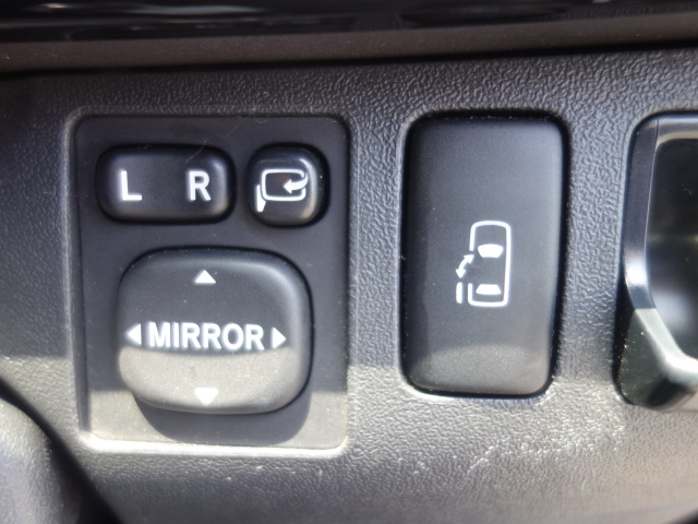 運転席からもパワースライドドアの操作ができるスイッチです！