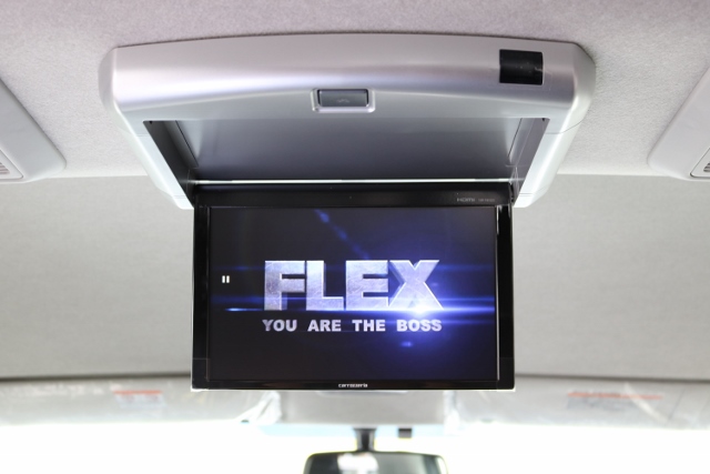 あると嬉しいフリップダウンモニターも装備済み！