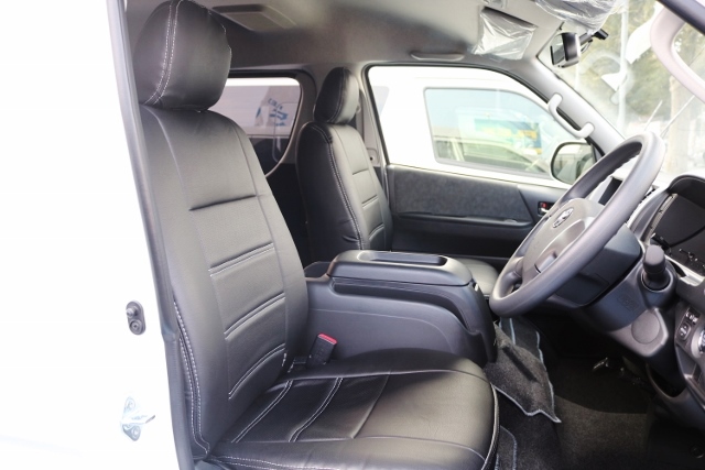 オリジナル黒革調シートカバーも施工済み！