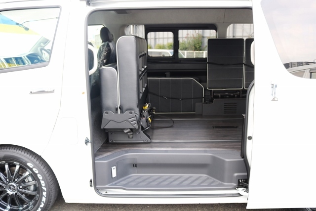 ここまでシートを移動できます。バイクなども積めますよ。