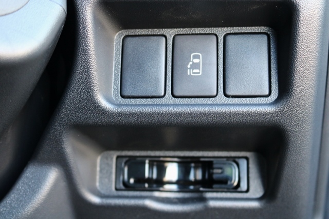 運転席からパワースライドの操作可能！お子様連れに安心な装備ですね♪