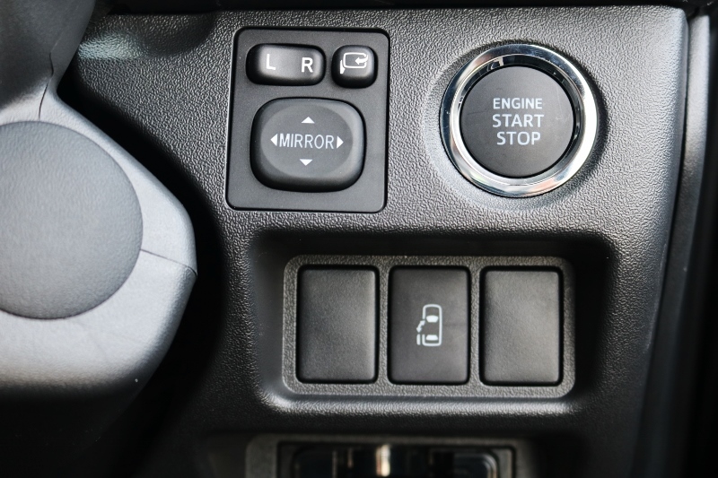 メーカーオプションのプッシュスタートボタンと運転席から操作できるパワスラスイッチ！