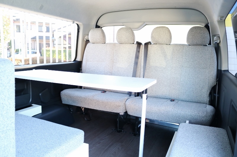 白い内装なので車内が明るいです！床は茶木目のおしゃれなフローリングになっています！