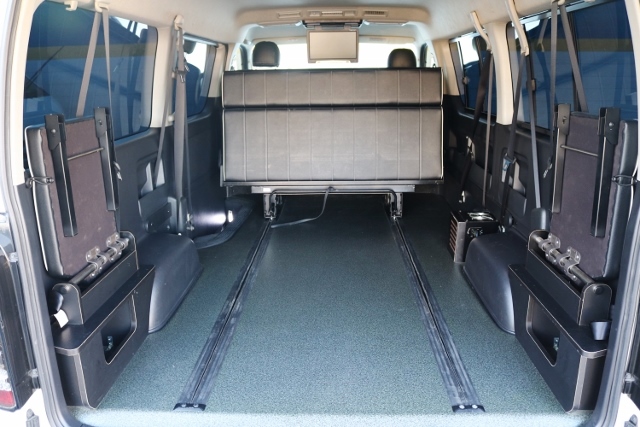 もちろんシートを使いながらでも広い荷室です！シートを後ろまで動かせば景色を眺めるとき等に最高なシートに早変わり！