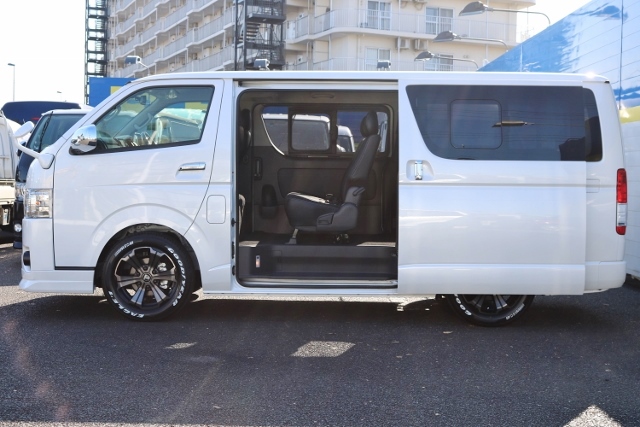両側手動スライドドア車につき、両側に小窓が付きます！
