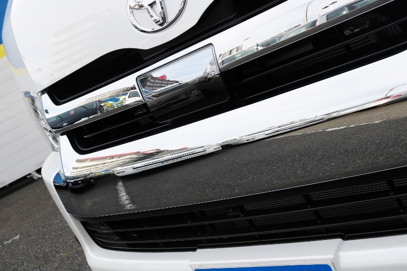 新型TSSP用のミリ波レーダー部です！ルームミラー部の単眼カメラと合わせて安全運転をサポートしてくれます！