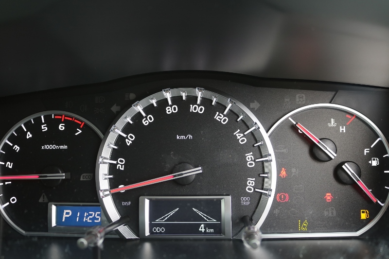 オプティトロンメーターはシャープな印象のメッキ加飾を施しています！