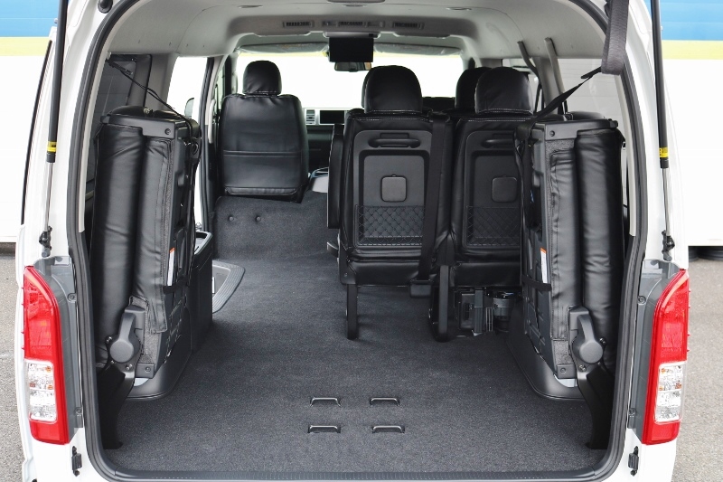 4列目シートを跳ね上げれば荷物をたっぷり収納できます♪