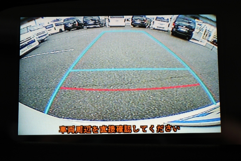 見やすいバックモニターなので夜間の駐車も安心です！