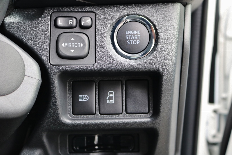 新型TSSP付きはオートハイビームと車線逸脱の警報が付いております！パワースライドドアスイッチも運転席についているので小さなお子様にも安心です！