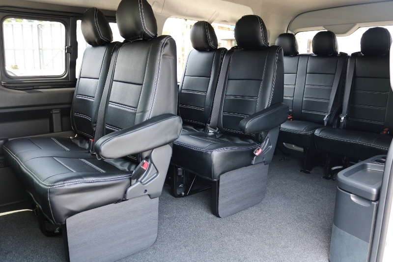 車内の広いお車ですので１０人で乗っても広々♪