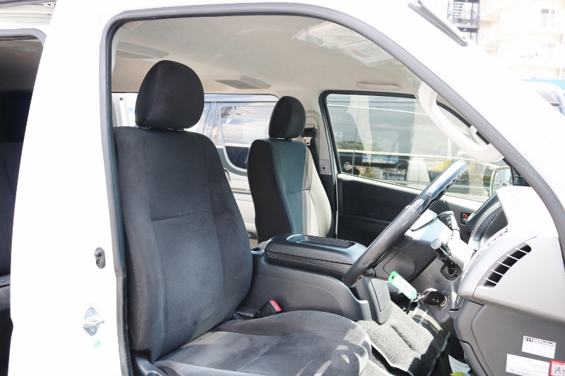 長時間の運転でも疲れにくいフロントシート！