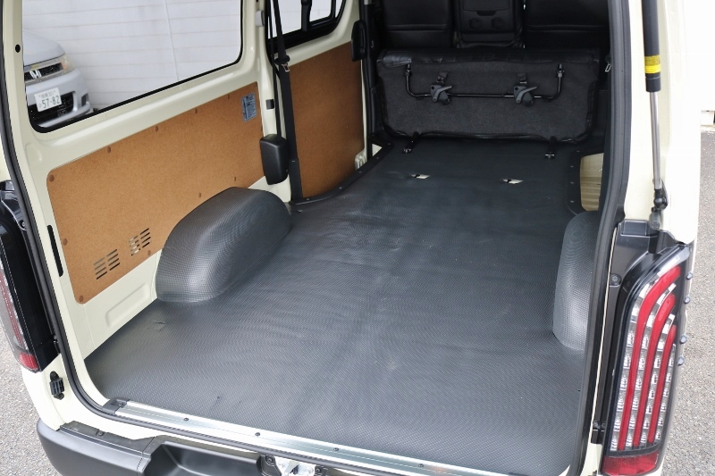 荷室床は汚れや水に強いのでお掃除も楽です♪