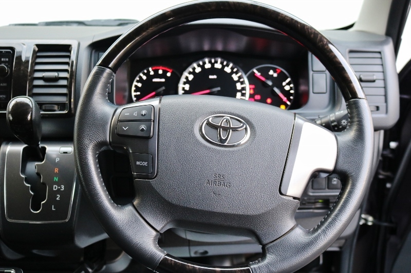 特別仕様車ダークプライムにはハンドル、インパネ、パワーウィンドウ操作スイッチ部にマホガニー調黒木目の加飾が、インパネ周りのメッキ部はダークシルバー加飾が施されています。