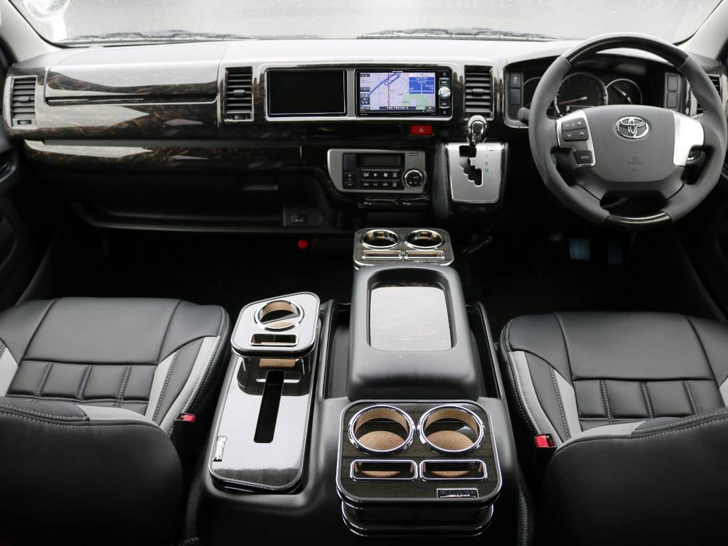 機能満載の4型フロントシートです！ドリンクホルダー、ティッシュホルダーもレガンス！