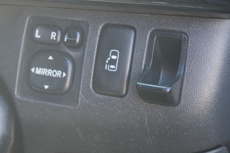 運転席からパワースライドドアの操作を出来ます！