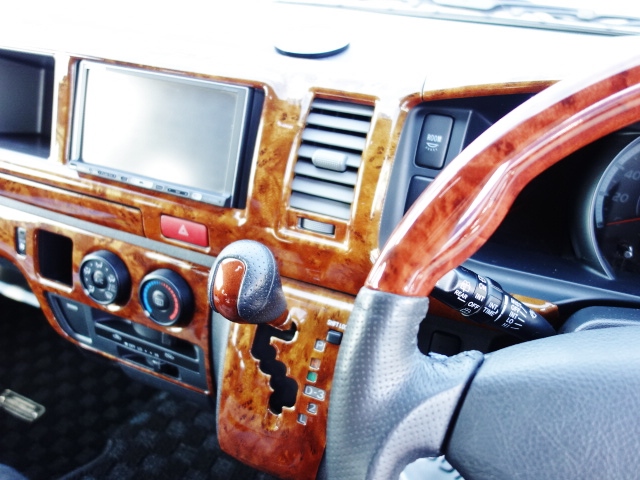 運転席周りはマホガニー茶木目インテリアパネル、ステアリング、シフトノブ！