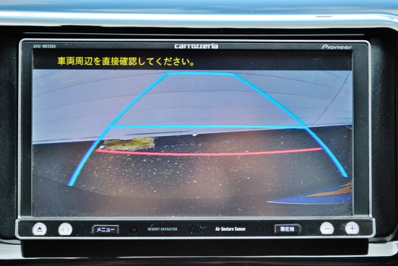 夜間の駐車でも安心のバックメラ付き！