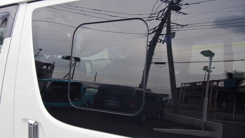 小窓付きなので車中泊時に換気もできます♪
