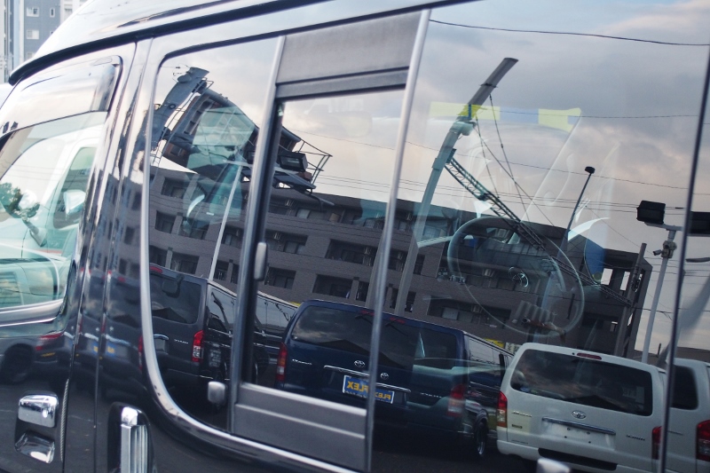 車内換気に重宝する小窓付き！