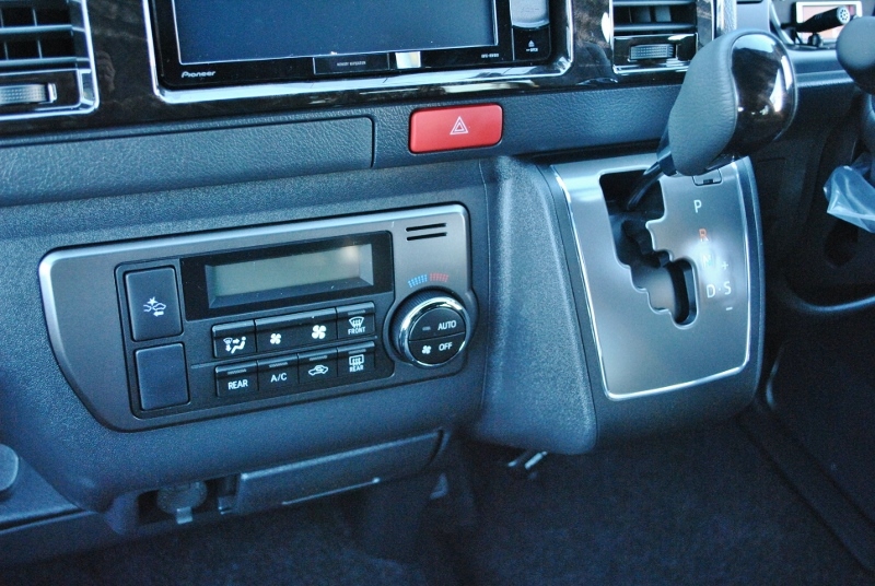 特別仕様車はエアコンパネルなどのべゼルの色も変わります！