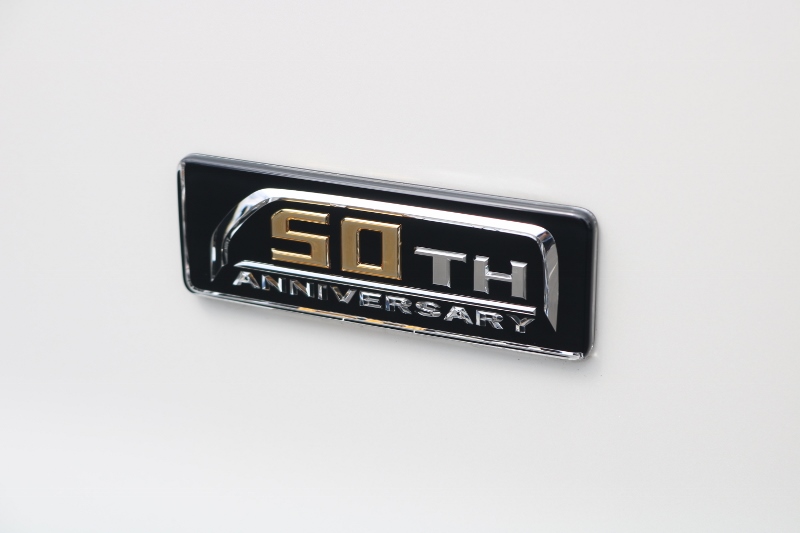 リアゲートには50THアニバーサリー専用オーナメントが付きます。