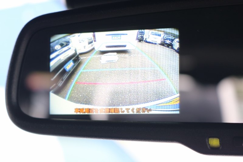 メーカーオプションのバックカメラ内蔵自動防眩ミラーに連動してナビにも写ります。