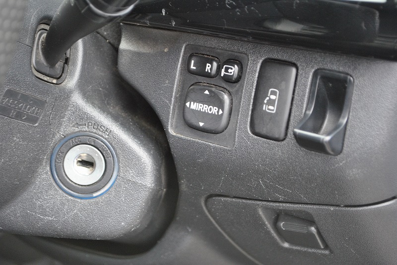 運転席からでもスライドドアの開閉ができます♪
