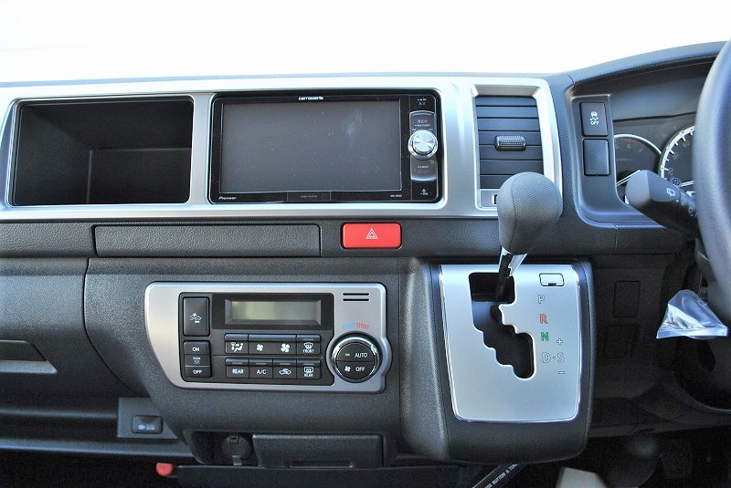 シフトはシーケンシャル式なので運転しやすいです♪