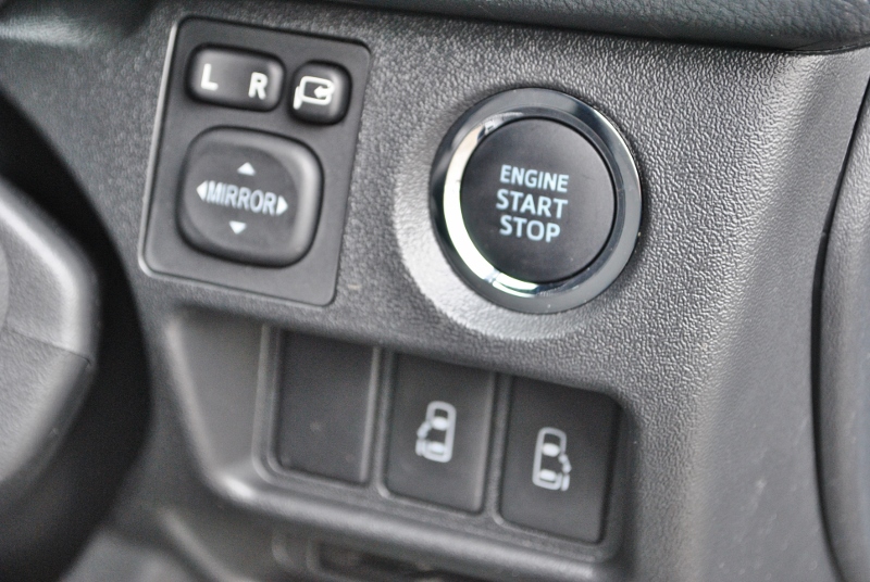 プッシュスタートボタンの下には運転席から操作できるパワスライドドアスイッチ！