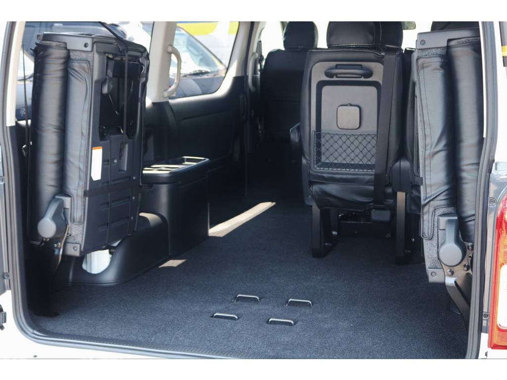 10人乗りでもここまで広く荷室をとることができます！
