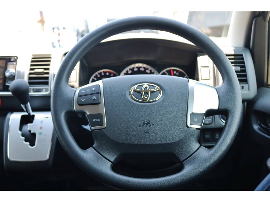 大きなハンドルにオーディオ操作スイッチが付いて運転がしやすいです。