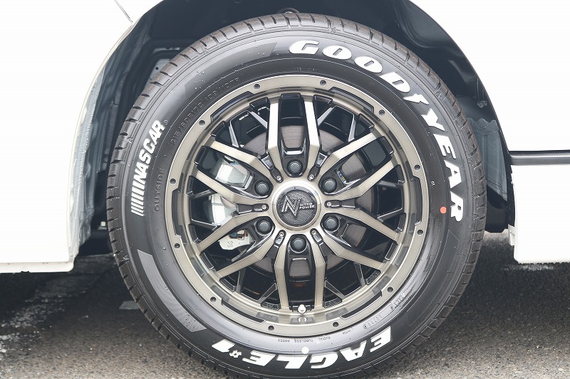 お洒落なホワイトレターのGOODYEAR　ナスカータイヤです。