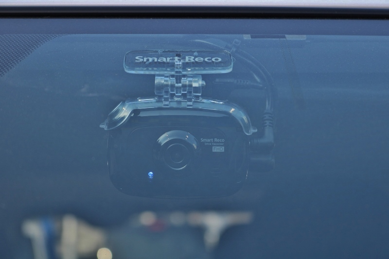 外車ディーラーでも人気のドラレコ、スマートレコは前後録画タイプ！