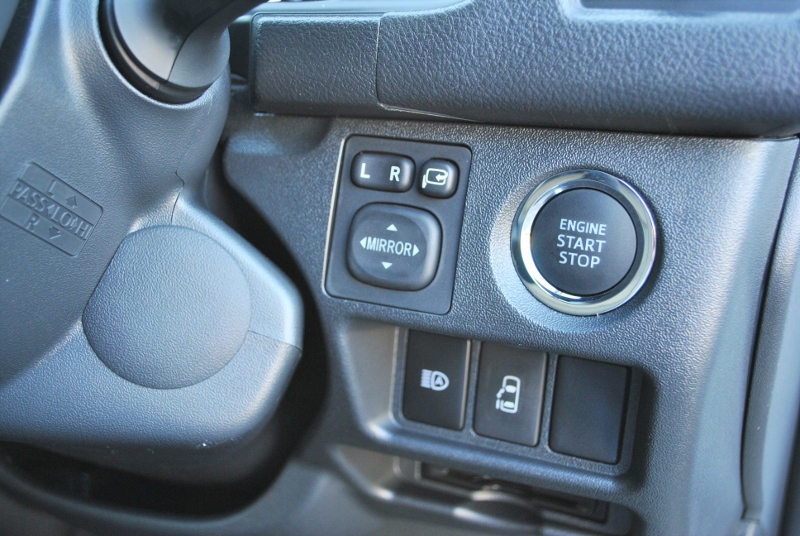 メーカーオプションのプッシュスタート方式！パワースライドドアの操作は運転席からも可能です！