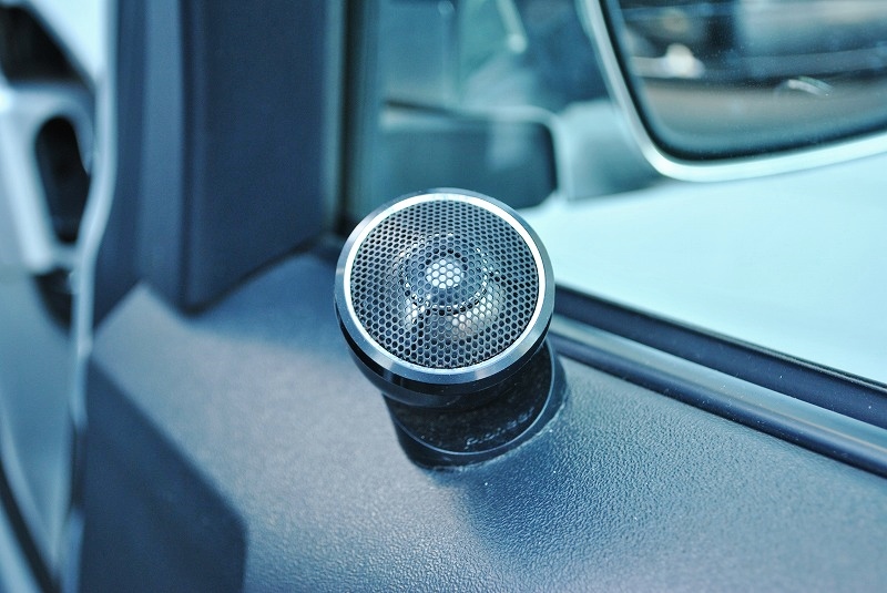 運転席助手席には追加スピーカーが設置されています♪