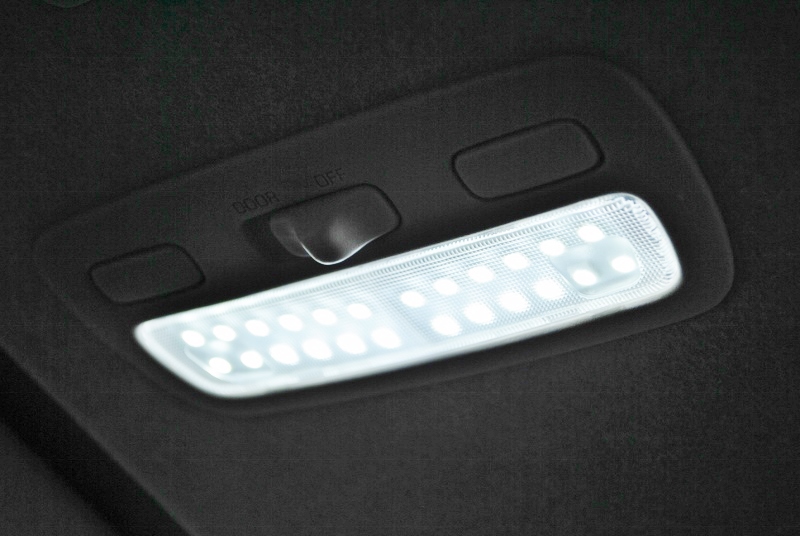 室内照明はLEDルームランプで明るくなっています！