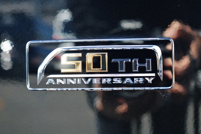 リアゲートは50TH専用のオーナメント付きです！