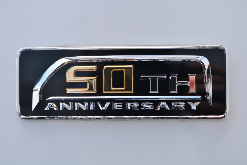 リアゲートには50H限定車専用のオーナメントが付きます。